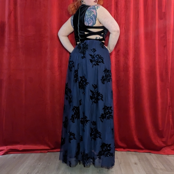 Two-piece black velvet and blue tulle prom dress by Blondie Nites - size 7 - Picture 5 of 9